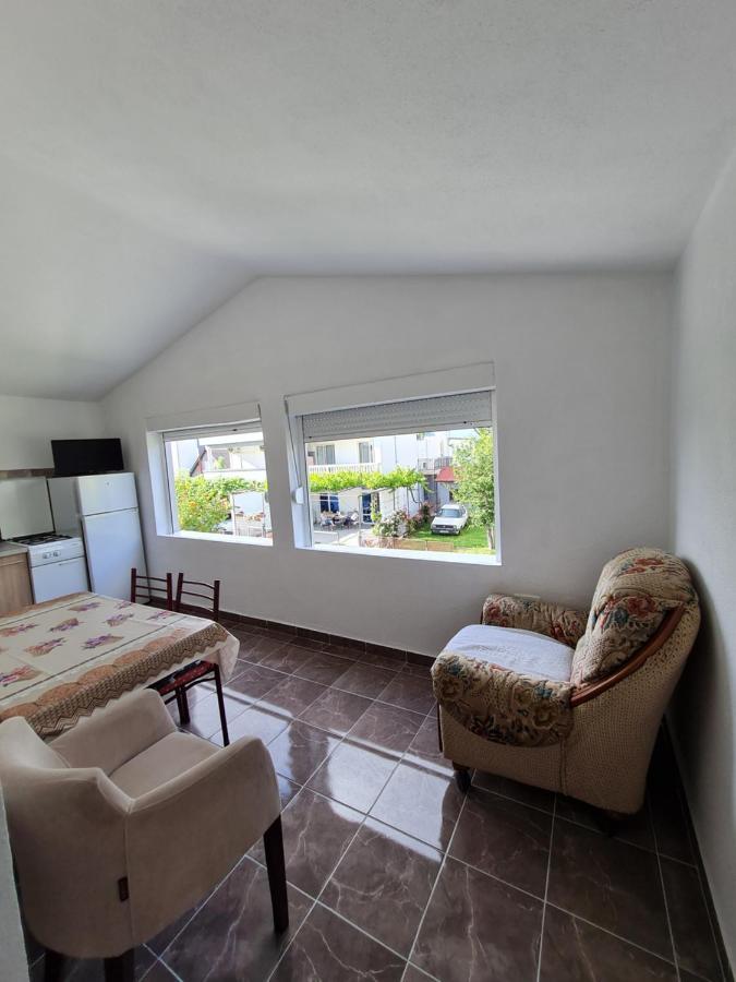 Demir Apartmani Donji Stoj Bagian luar foto